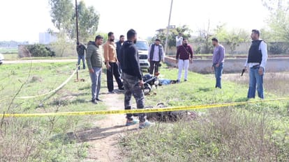 घटनास्थल पर मौजूद पुलिस टीम।