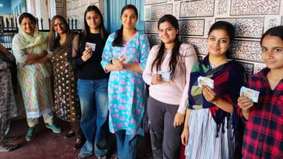 मतदान के लिए पहुंची महिलाएं व युवतियां।