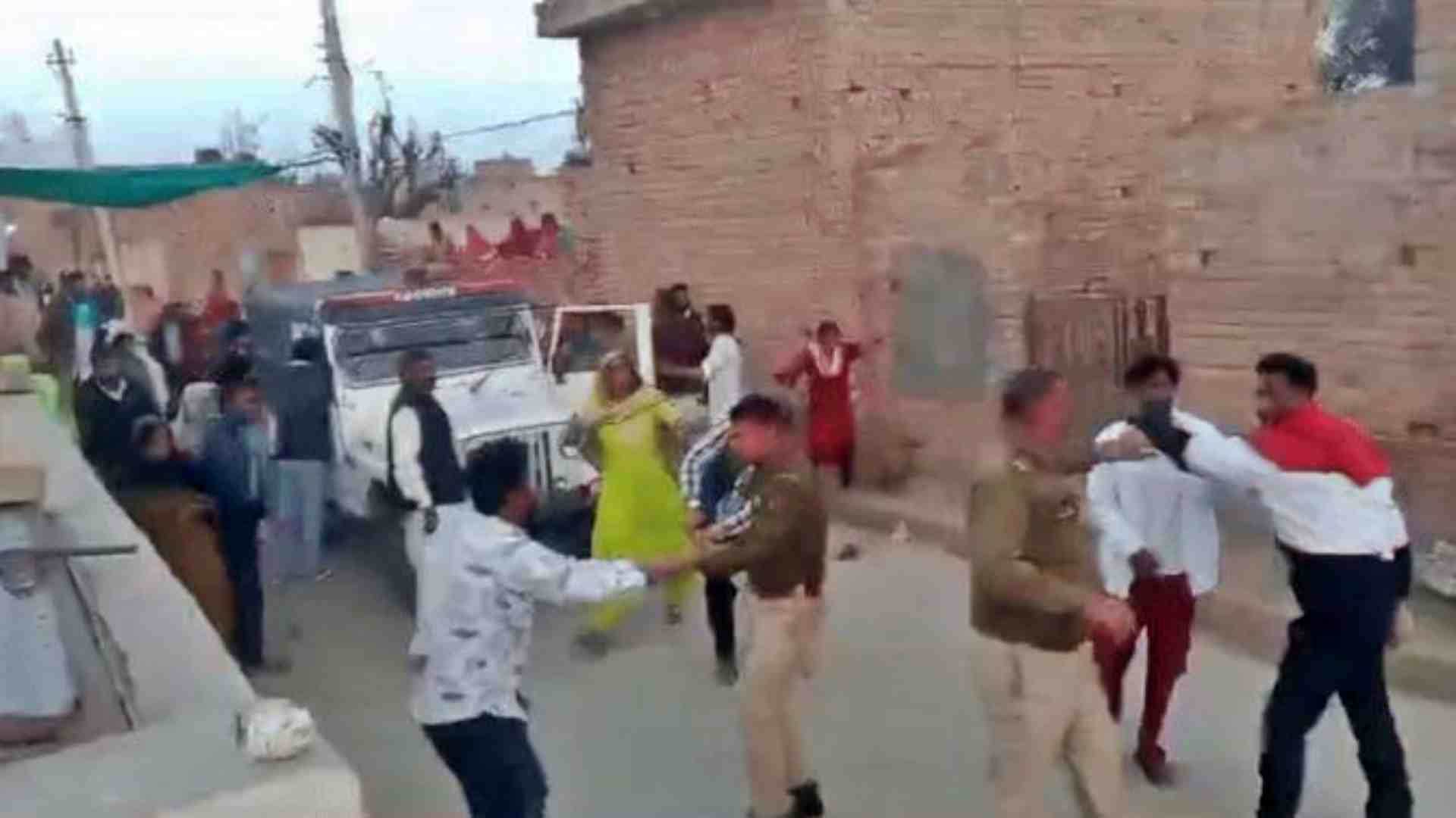 पुलिस टीम पर हमला।