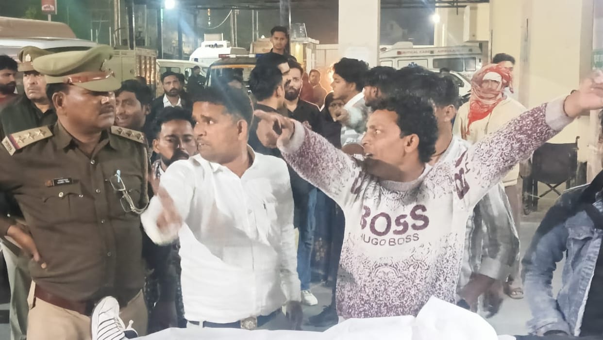Five people died collision between two bikes in Agra
