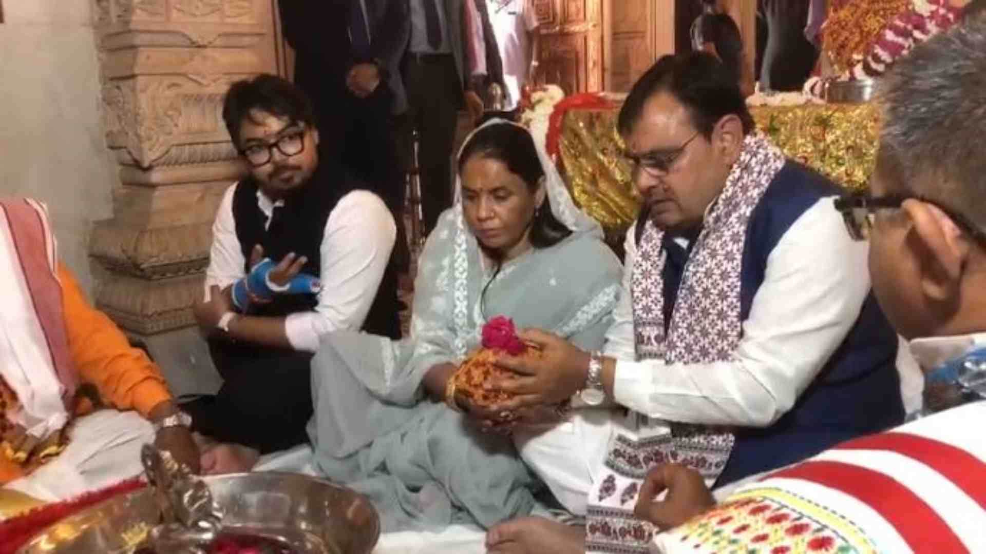 शक्तिपीठ मां त्रिपुरा सुंदरी की पूजा करते मुख्यमंत्री भजनलाल शर्मा।