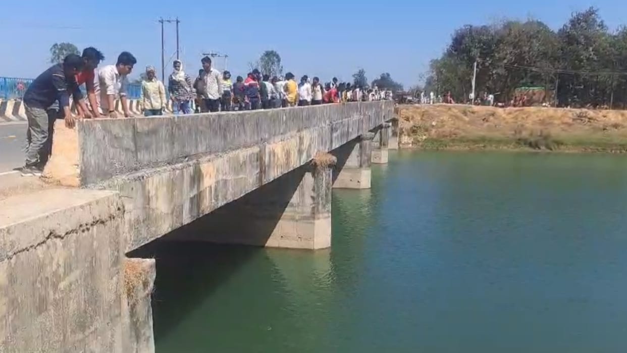 A man falls into a lake in Sonva thana in Sharavasti.