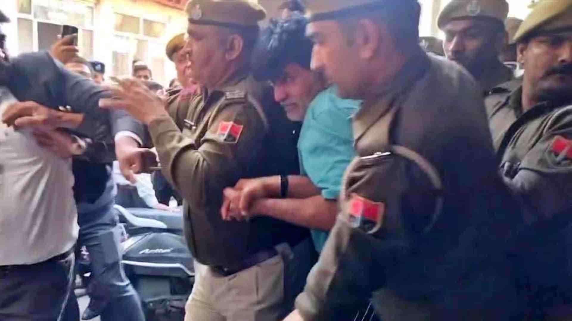 आरोपी को पिटाई से बचाने का प्रयास करती पुलिस।
