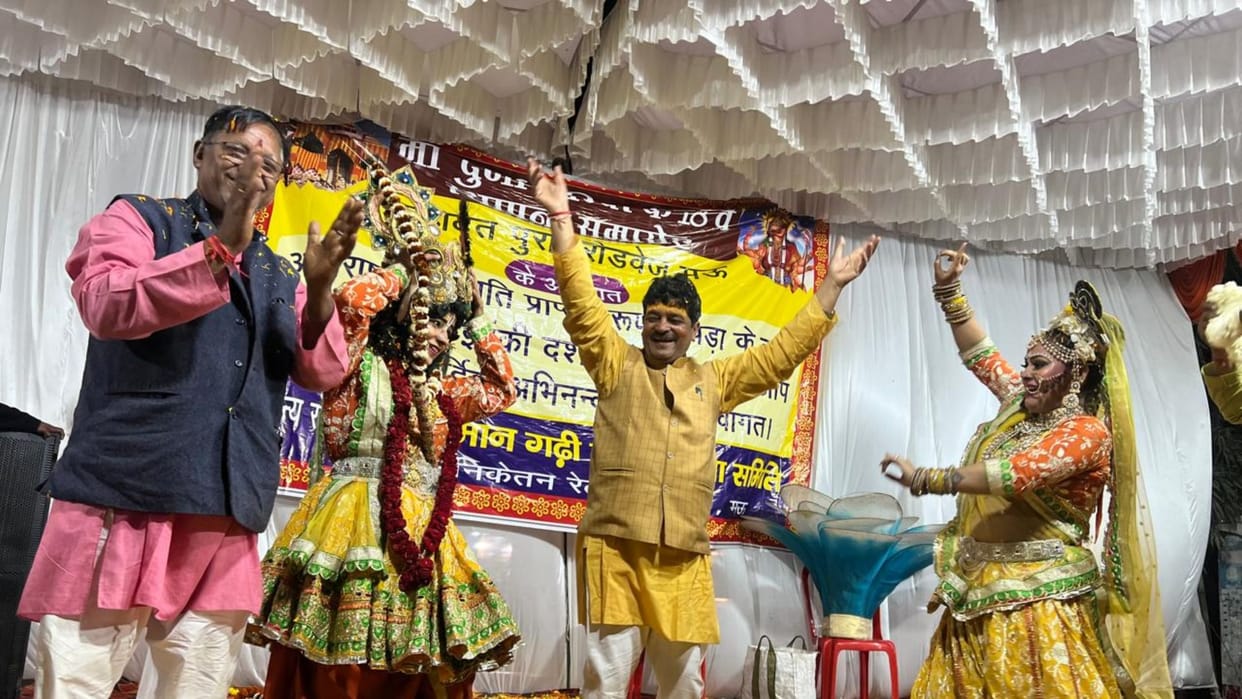 People played Holi with flowers with Radha Krishna feast was organized on the foundation day