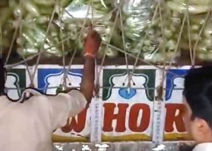 Jhabua: Boxes of illegal liquor were hidden under gourd in the pickup vehicle, police seized it.