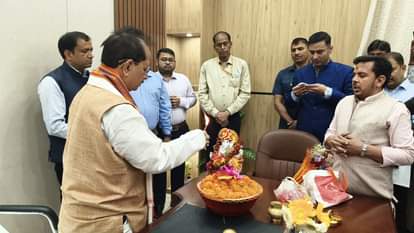 पूजा-पाठ करते उपमुख्यमंत्री विजय कुमार सिन्हा