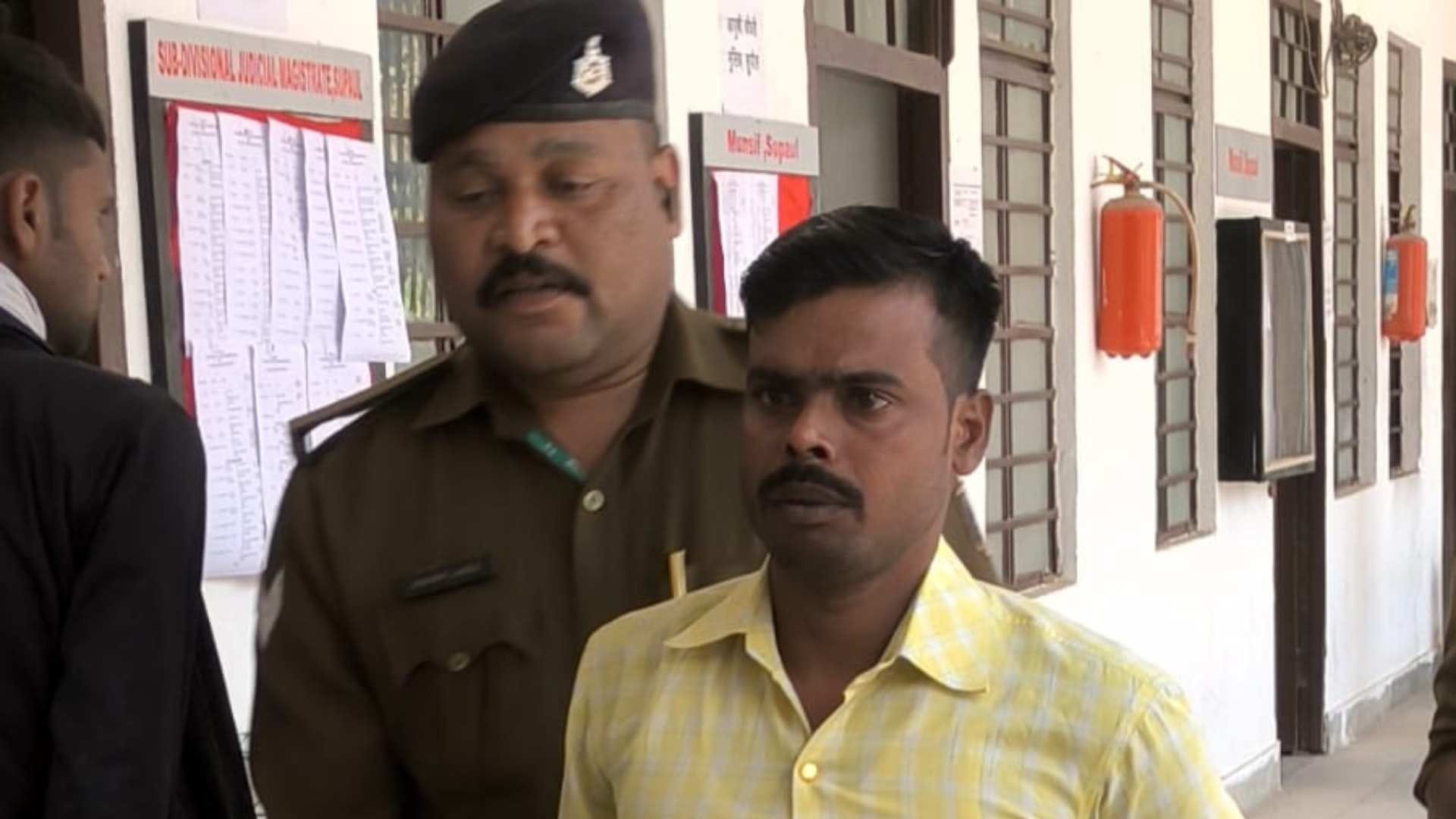 सजा मिलने के बाद जेल जाता आरोपी