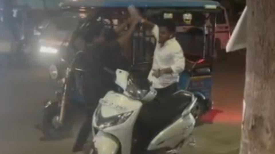 There was a fight between a bike rider and an e-rickshaw driver woman in Korba