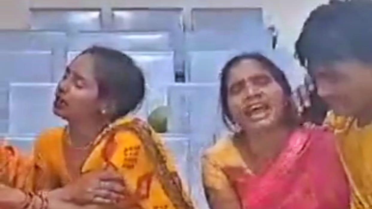 Darbhanga: High speed tractor crushed girl student, after death villagers blocked road, demanded compensation