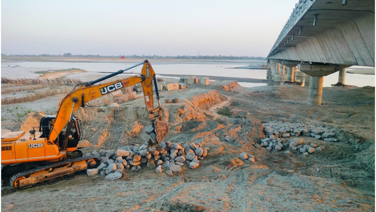 The flow of Saryu river changed, NHAI started the rescue work of Badhalganj bridge of Gorakhpur.