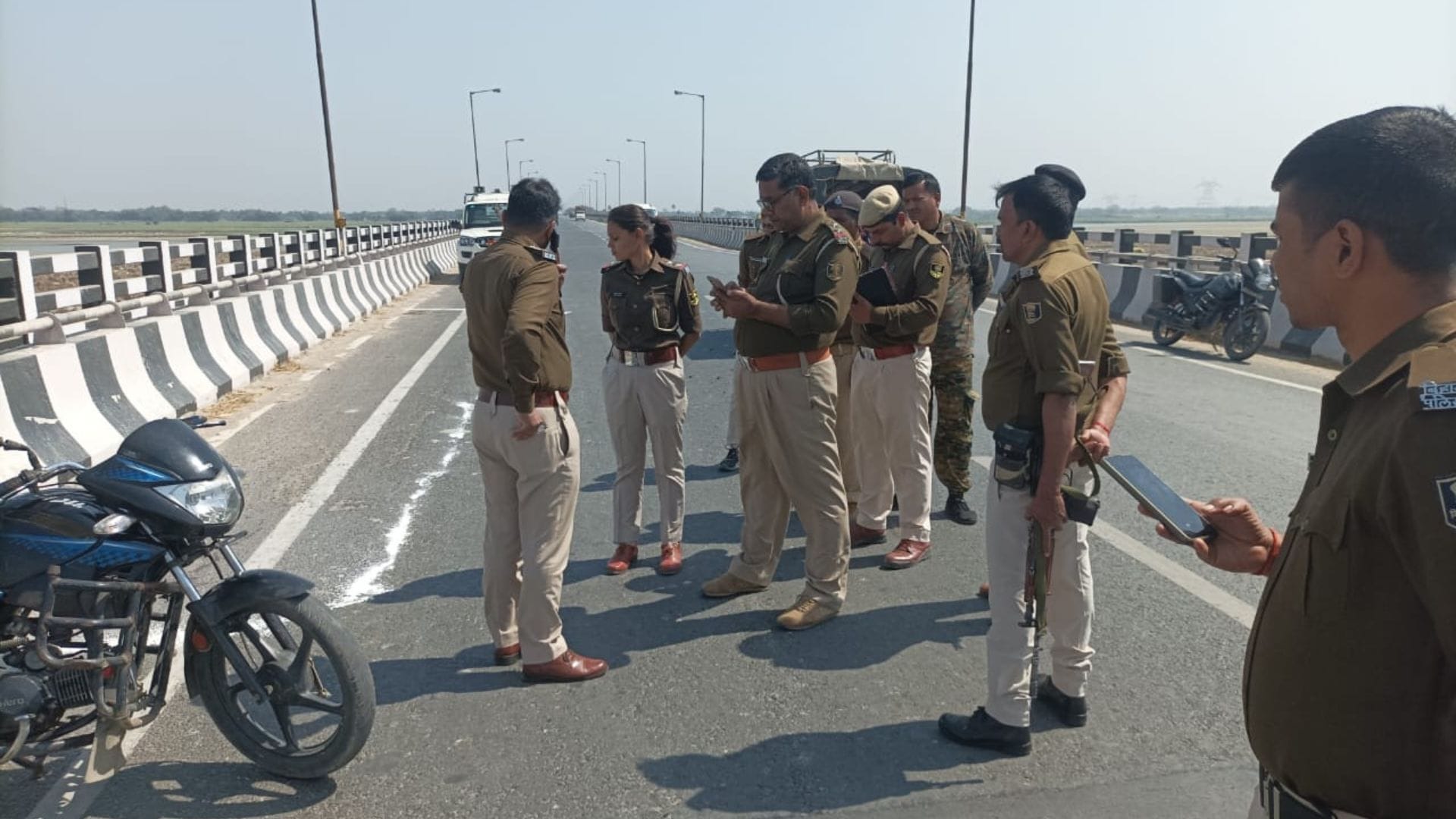 घटनास्थल पर मौजूद पुलिसकर्मी