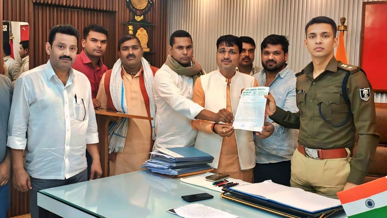 Gopalganj News: RJD leaders angry over threat to Baikunthpur MLA, submit memorandum to SP