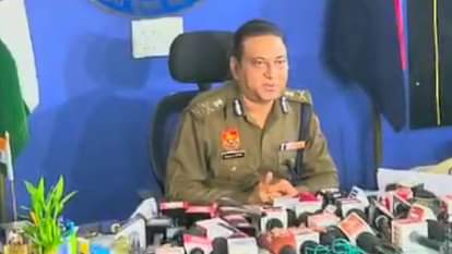 जानकारी देते अधिकारी।