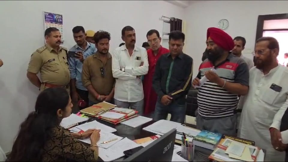 जिला प्रशासन को सौंपा ज्ञापन