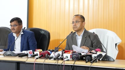 कैबिनेट के फैसलों की जानकारी देते सचिव शैलेश बगोली