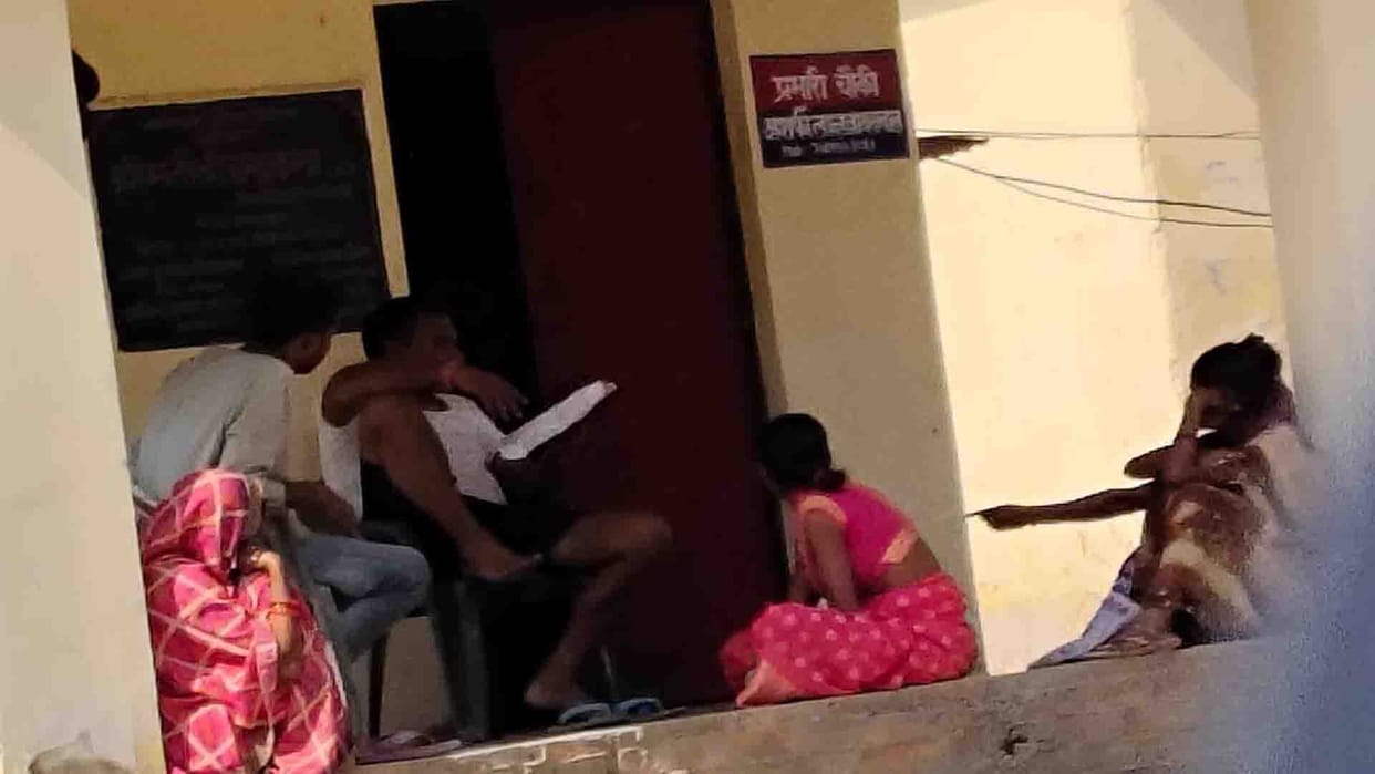 Hamirpur: Photo of Chowki Incharge listening to complaints in Kachha-Baniyan goes viral