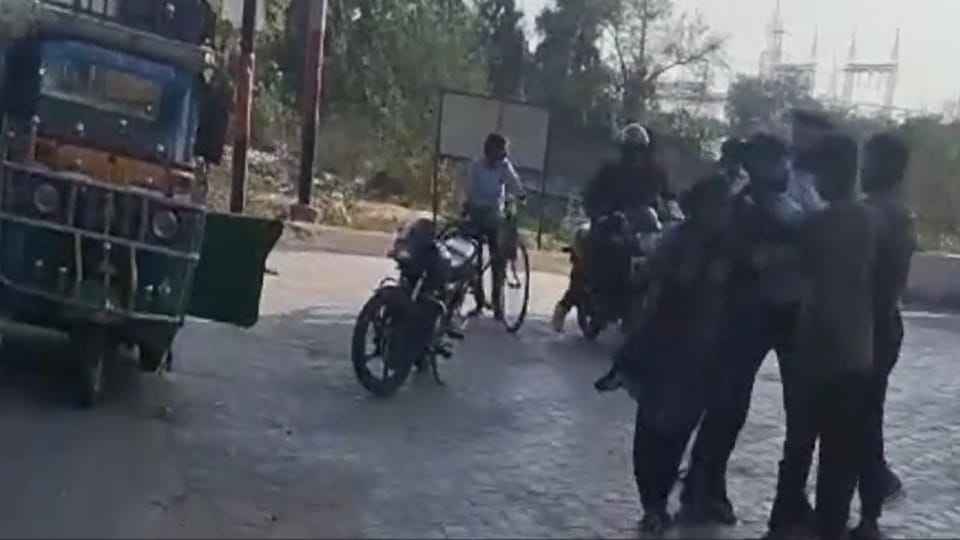 Congress shared the video of the girl pulling her scarf