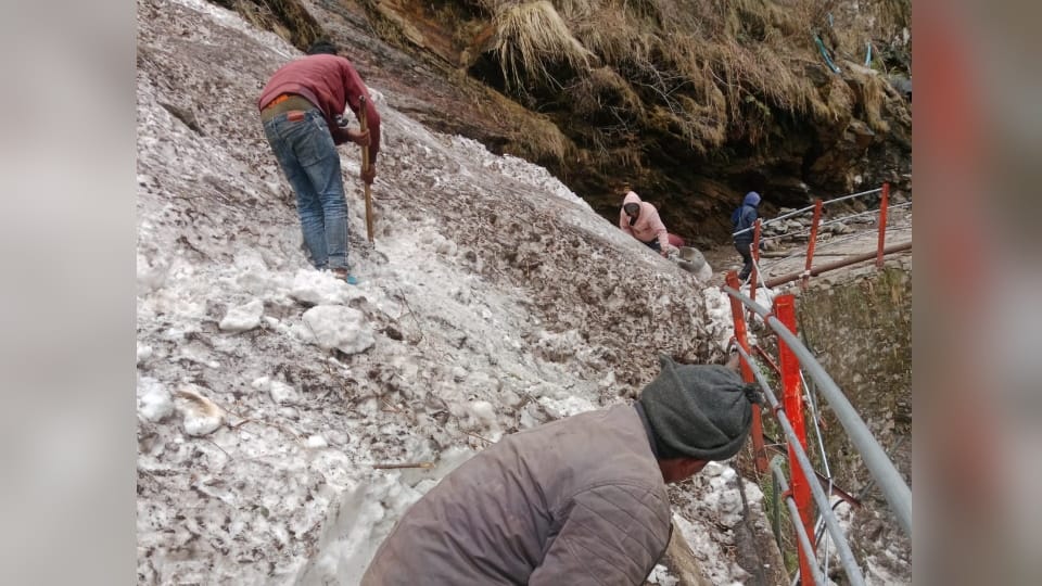 Kedarnath Dham Covered with Heavy snow Iceberg active on walking path from Rambada to Rudra Point
