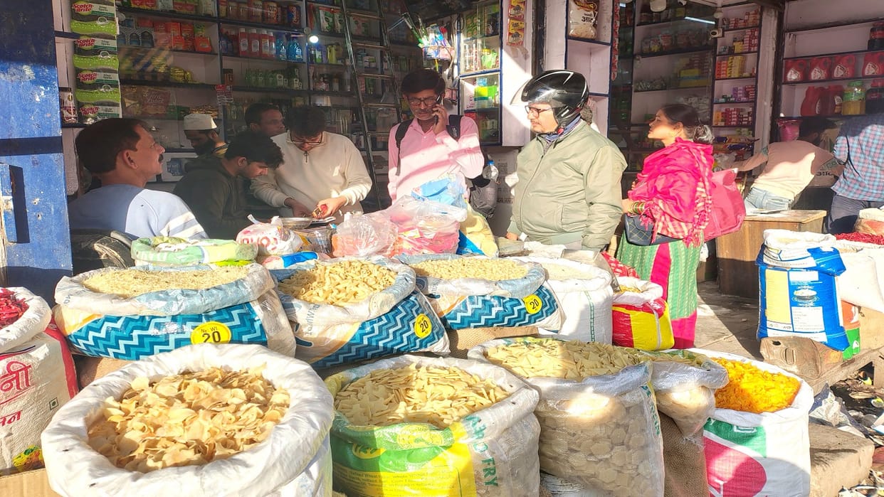 Prices of dry fruits and nuts increased before Holi in Bareilly