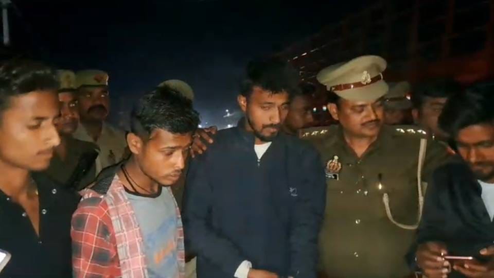 body arrived late in evening In Pawan Tiwari murder case in Gonda family and villagers started ruckus