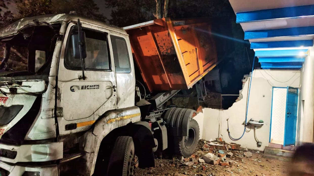 Trailer fell into ditch after breaking house in sonbhadra family members screaming