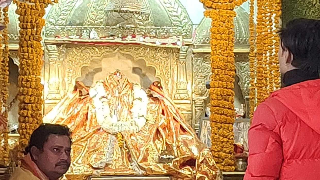 Gold crown stolen from maa Sheetla temple in mau priest shocked door opened thief seen in CCTV