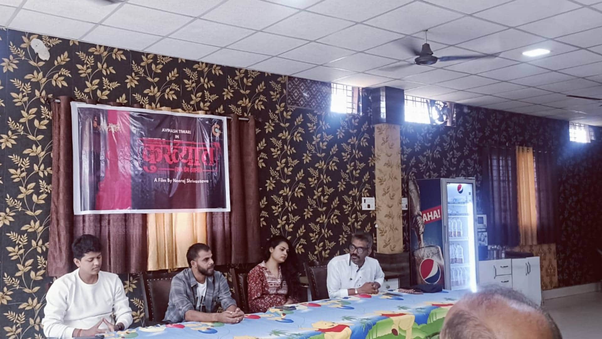 मूवी के संबंध में चर्चा करते हुए