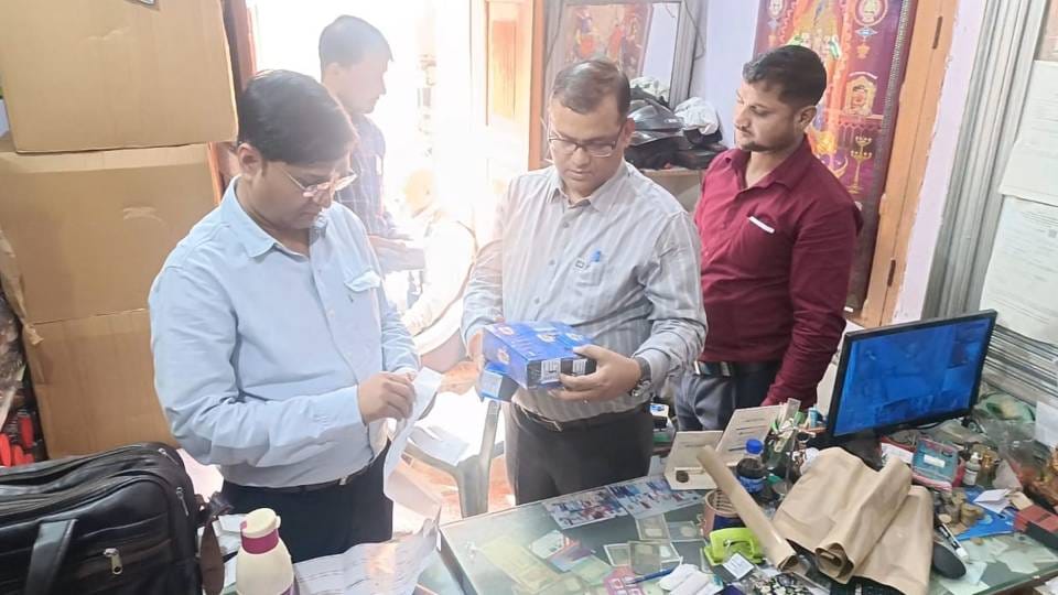 Raids on wholesaler and distributor establishments in Ayodhya Pan Masala worth lakhs seized