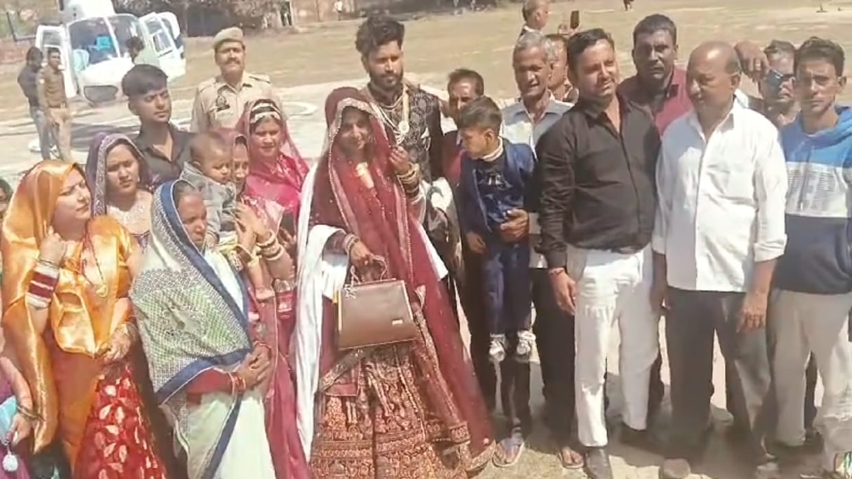Groom Sameer took his bride away in a helicopter in Hapur