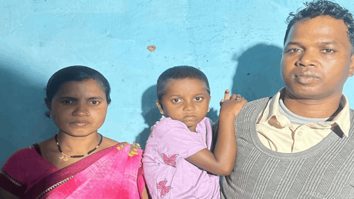 Naxalite carrying a bounty 8 lakhs rs surrendered along with his family In Bijapur