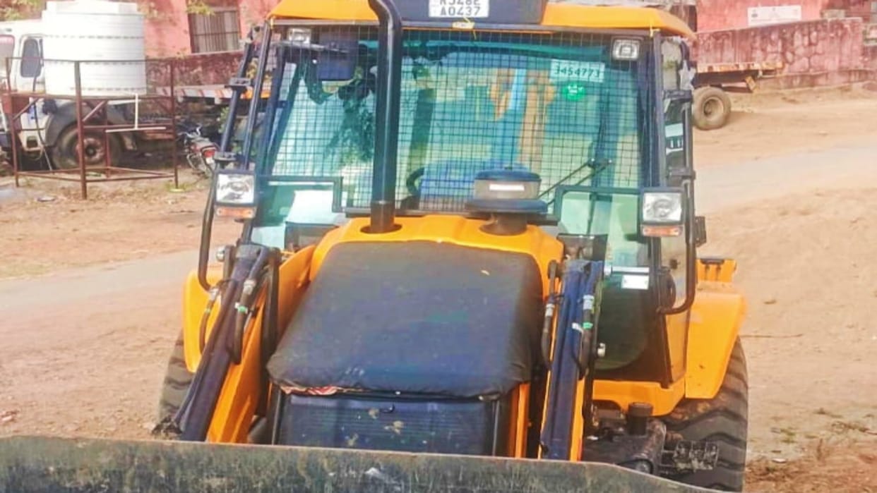 Kekri News: Illegal Sand Mining in Khari River, JCB Operator Abandons Machine and Flees as Police Arrive