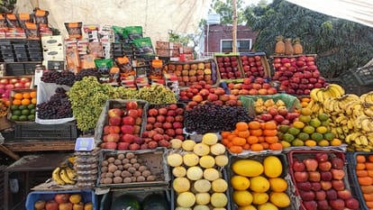 दोदपुर रोड पर फल की दुकान पर सजे फल