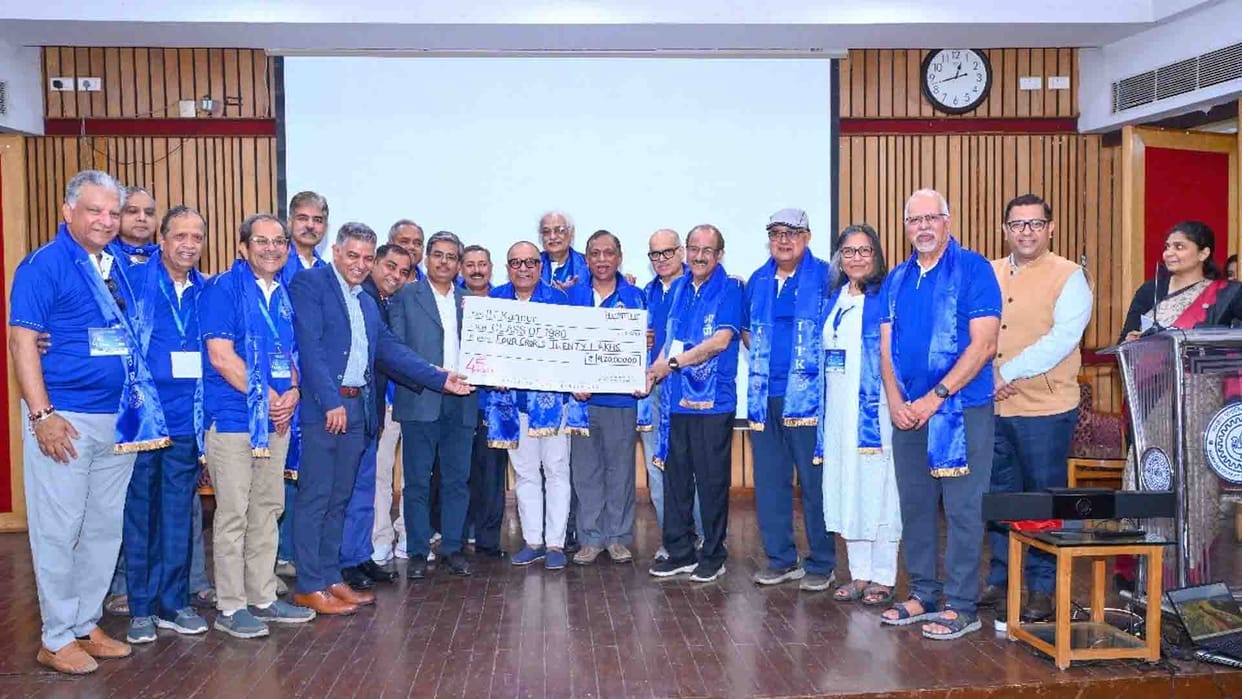IIT Kanpur alumni gave 4.20 crores to the institute, gave a cheque in the 45th reunion