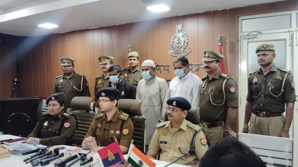 Conspiracy to sell land worth 95 crores in Greater Noida with fake documents