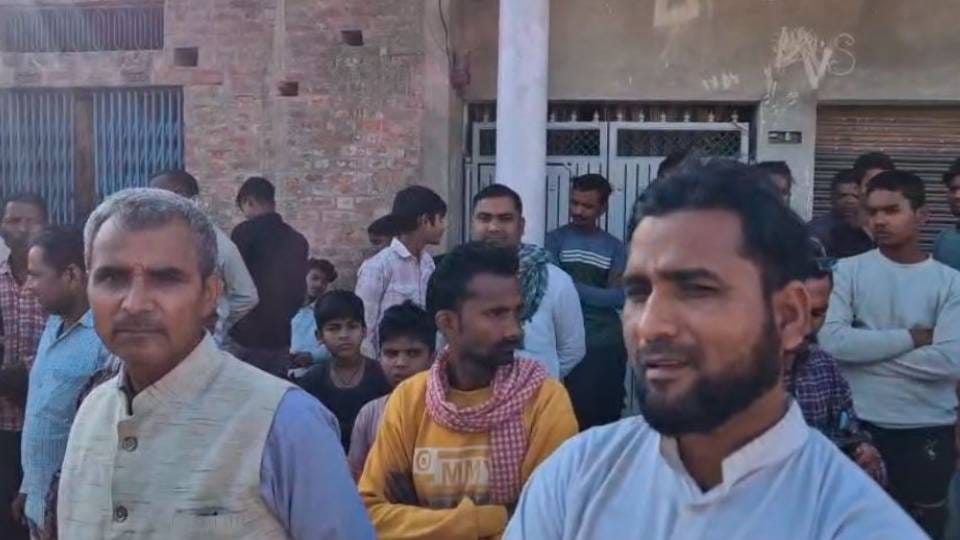 2920 rupees five photos and a garland were recovered from Abdul