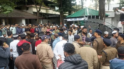 अवैध मदरसों पर कार्रवाई के विरोध में प्रदर्शन