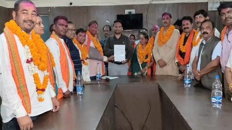 BJP समर्थित बने अध्यक्ष