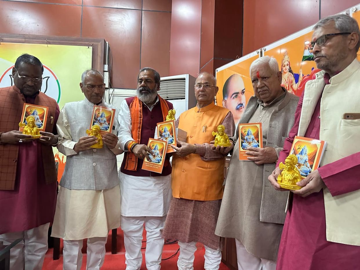 Lucknow: Parshuram's idol and Chalisa distributed to officials in BJP office