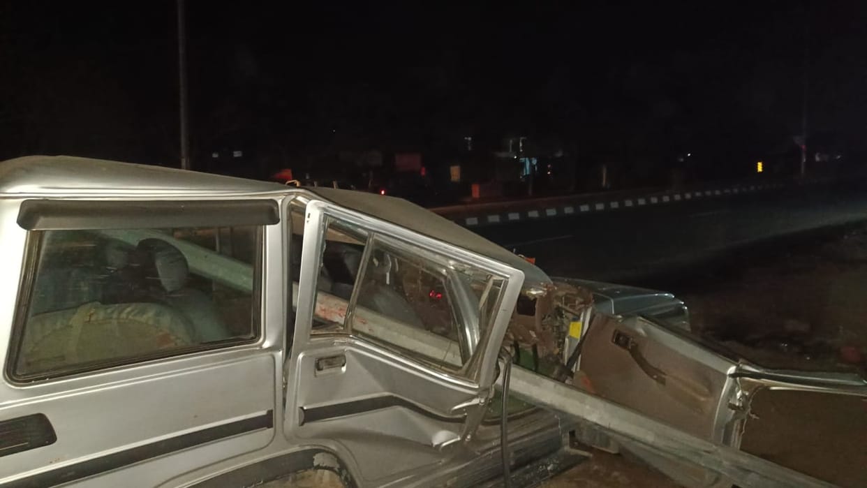 man dies and five injured in car collides with pole on Nainital highway in Bareilly