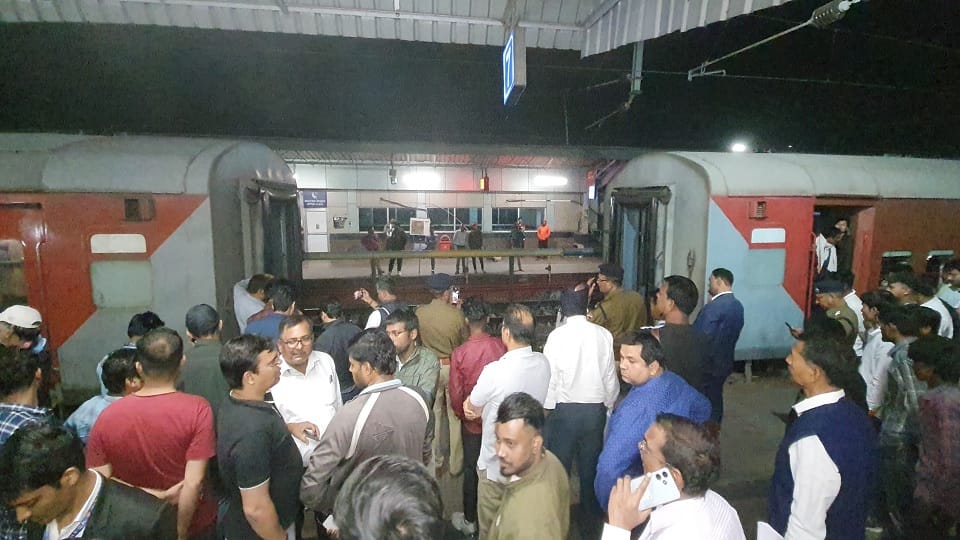 Nandan Kanan Express divided into two parts in Chandauli