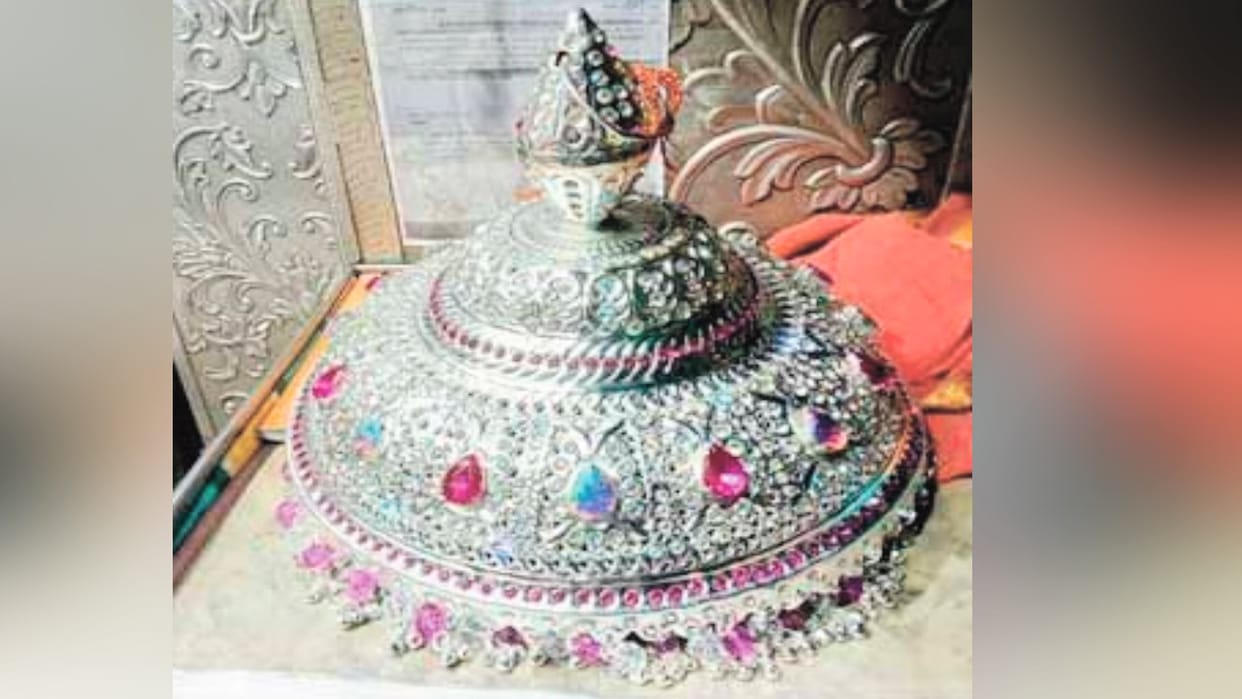 A 1.440 kg silver chatra was offered at the Chintapurni temple, a precious gift from a devotee from Punjab