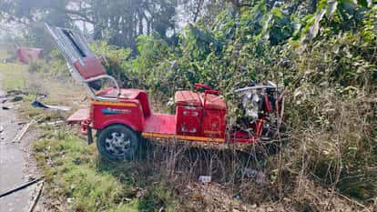 man died and three injured E-rickshaw collided with car in lakhimpur kheri