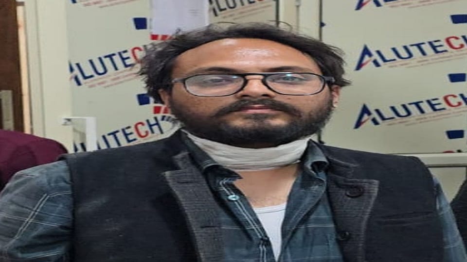 Bank manager injured after kite string hits his neck in bazpur