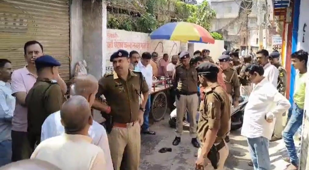 masked miscreants attacked a jewellery shop with the intention of looting In Begusarai