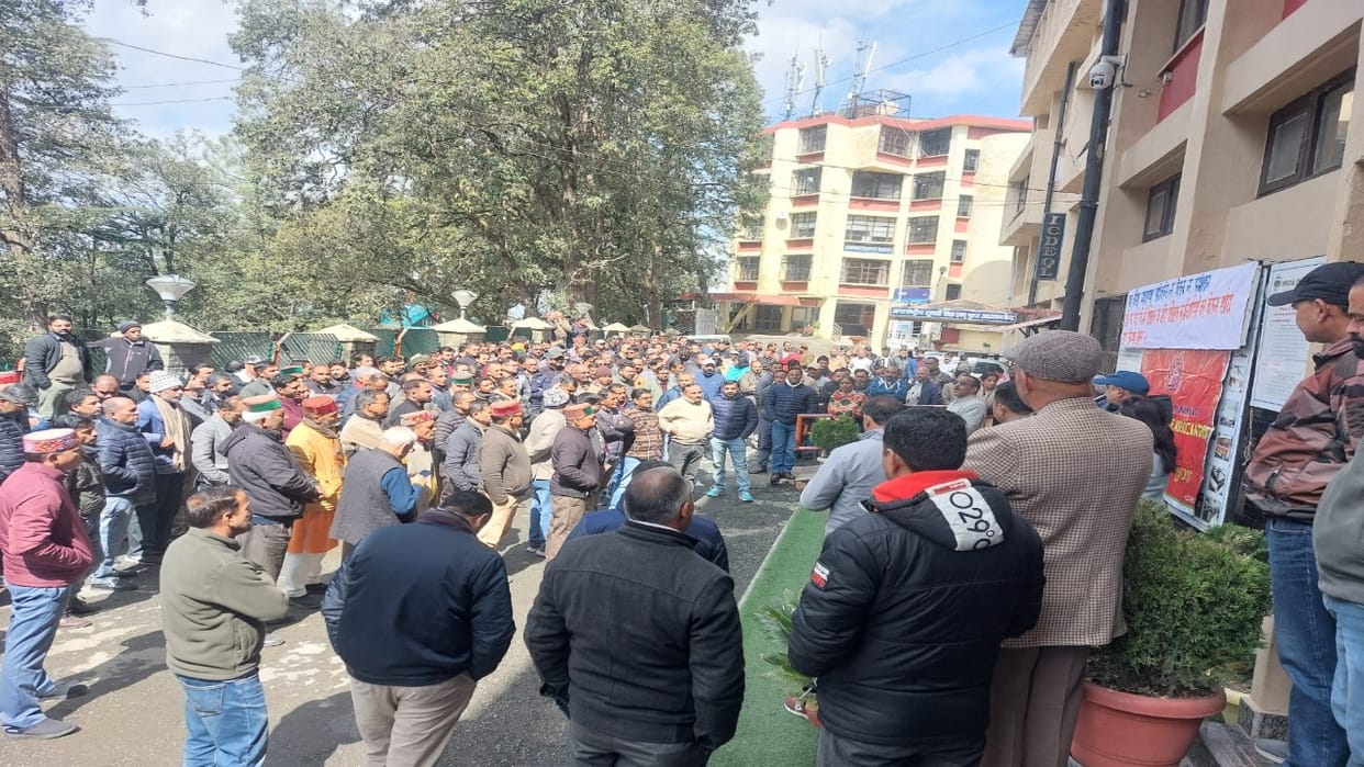 Himachal University employees angry over not getting salary, protested outside administrative building