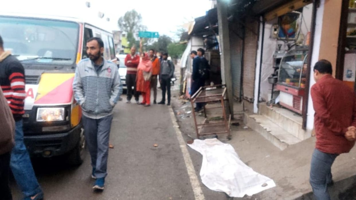 Kangra News Deadbody found at Raja Ka Talab bus stand driver was of a private bus