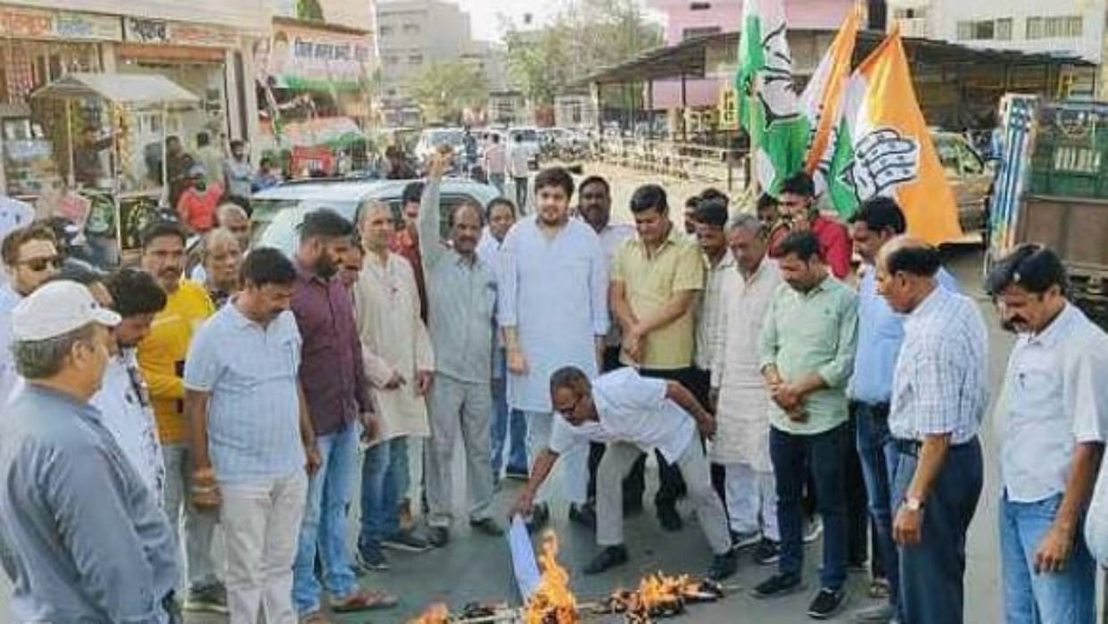 Sehore Congressmen burnt effigy of BJP cabinet minister over his condemnable remarks here is whole matter