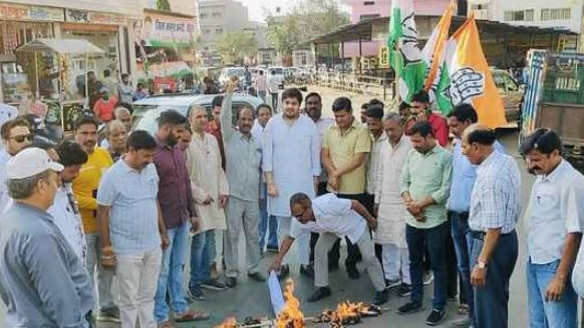 भाजपा के कैबिनेट मंत्री का पुतला दहन
