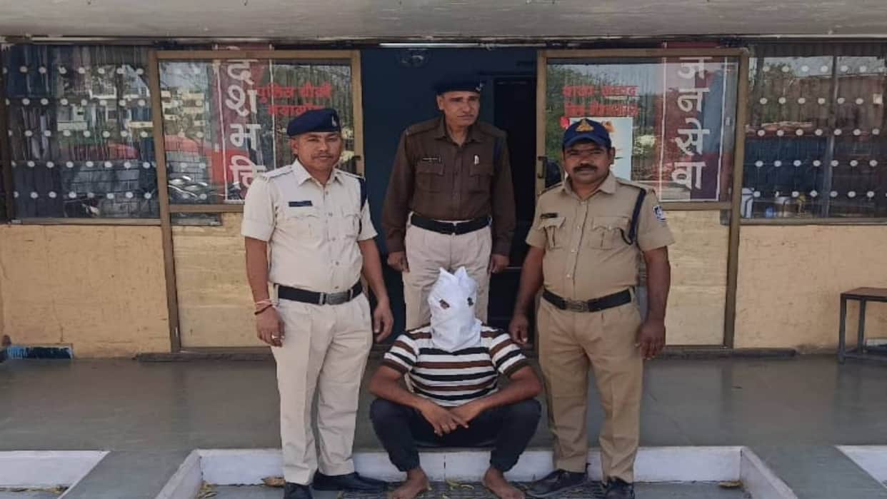 Neemuch Smuggler with reward of ten thousand rupees arrested with help cyber cell police searching two month