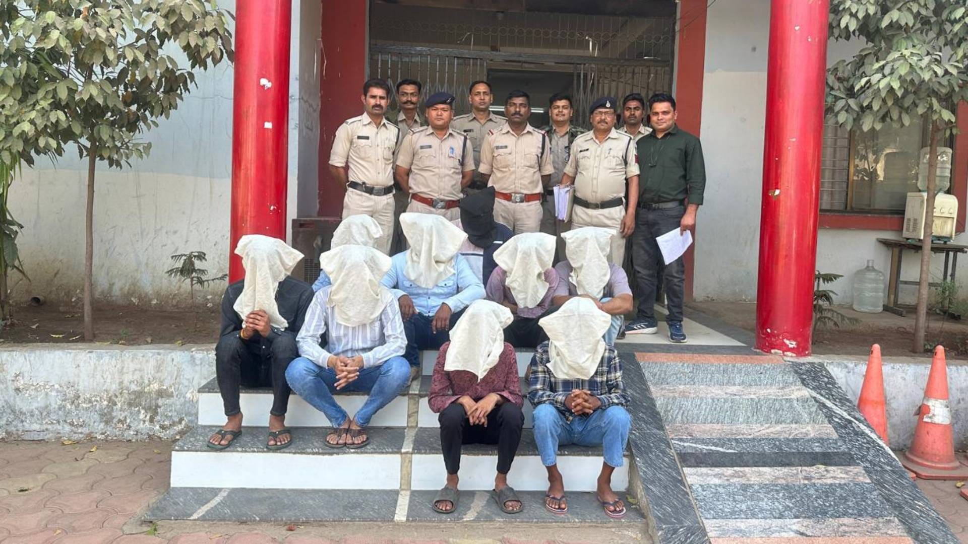 Bhopal News Nine accused including call center operator who cheated for Rs 1 crore arrested here is whole case